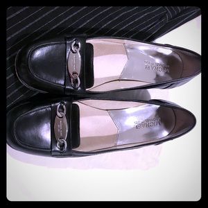 Michael Kors 7.5 black leather pumps silver buckle